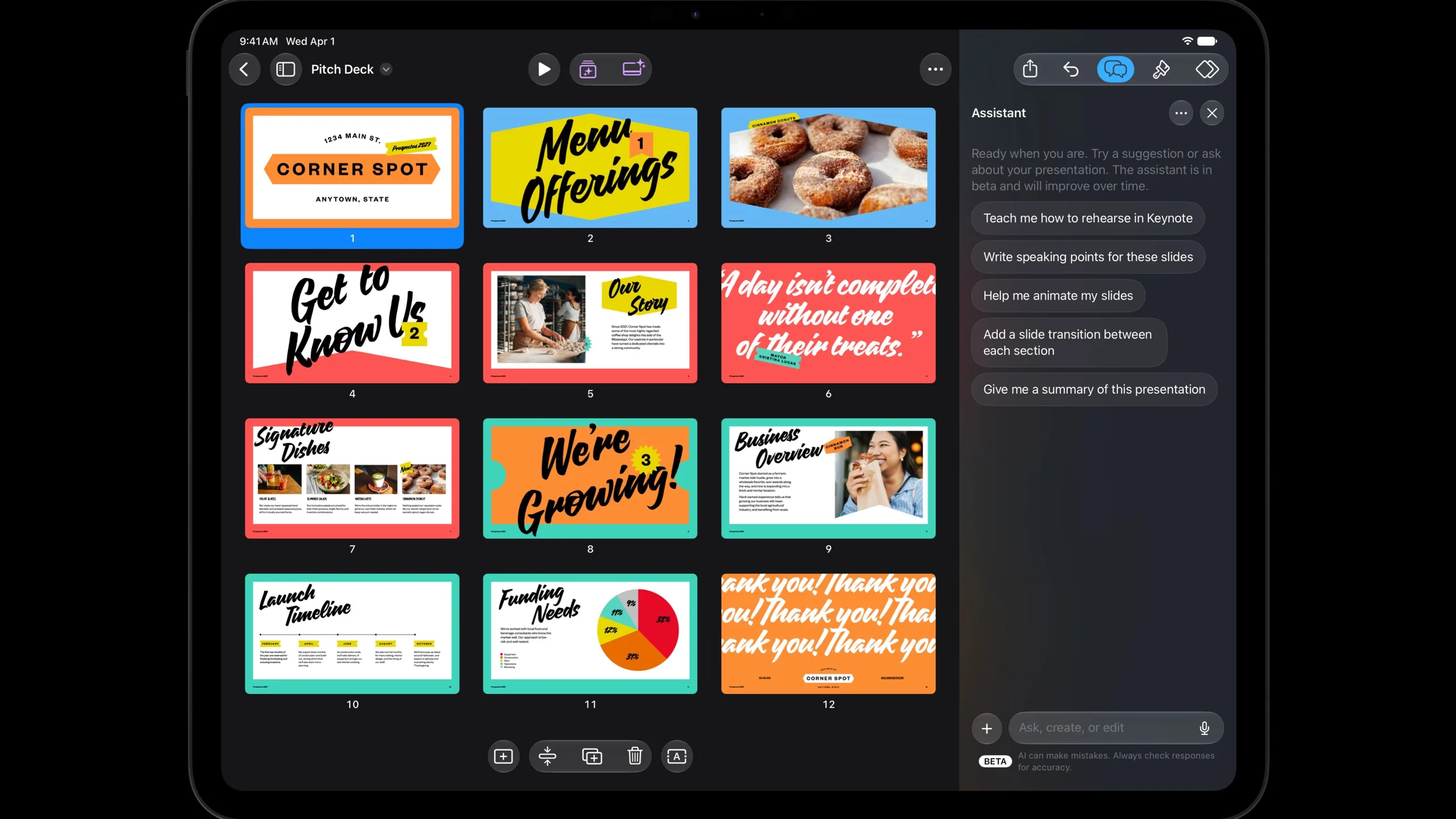 iPad Pro mit einem Keynote-Pitch-Deck aus zwölf bunten Folien und dem neuen KI-Assistenten rechts, der Vorschläge wie Folien animieren und Sprechnotizen schreiben anbietet
