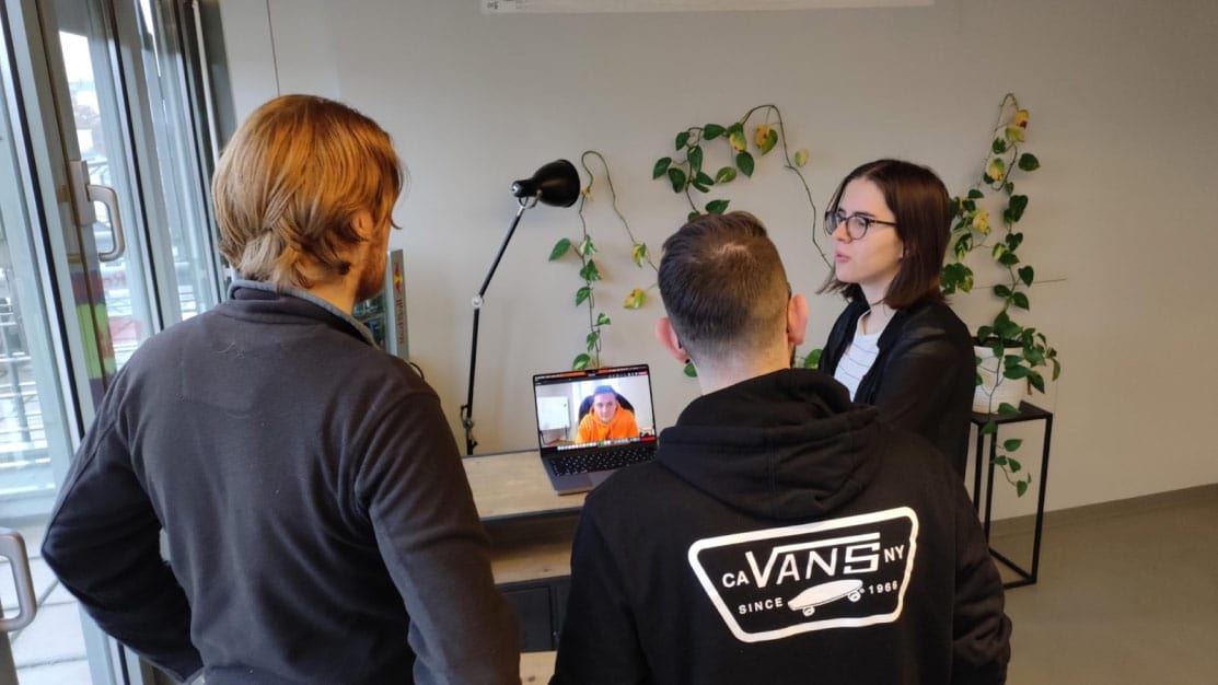 Sneakit Webentwickler bei einem Standup-Meeting